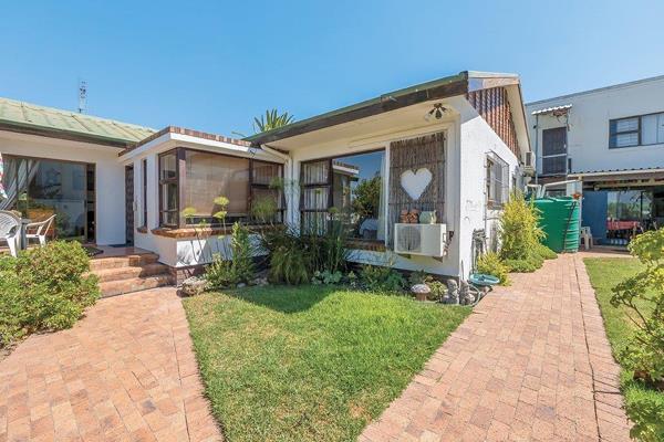 Nestled against the picturesque backdrop of the Hottentots Holland Mountains, this five-bedroom residence offers a coastal lifestyle ...