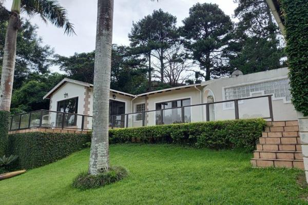 A 1-bedroom flatlet is available for rent in a main house in Kloof. The flatlet includes a bedroom with built-in cupboards and a fitted ...