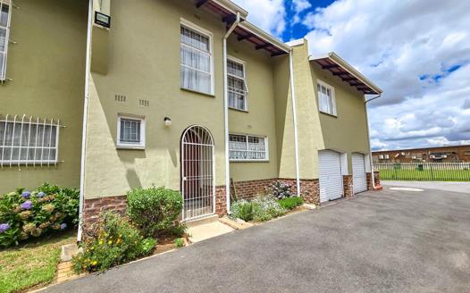 3 Bedroom Townhouse for sale in Farrarmere