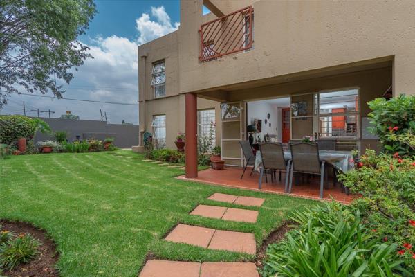 Stunning 3 bed Ground Floor Townhouse in Brackendowns, Alberton! Another exclusive mandate by Rosie Viljoen Real Estate. This beautiful 3-bedroom, 1.5-bathroom townhouse is situated in a lovely, well-maintained complex and boasts ...