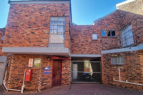 This charming lock-up-and-go townhouse offers modern convenience and comfortable living in the heart of Westdene. Perfect for families ...