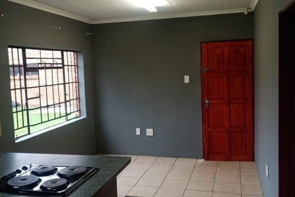 Ideal for single person or small family
1 Bedroom, 1 bathroom, and open plan kitchen with lounge.
Prepaid electricity.
Water ...