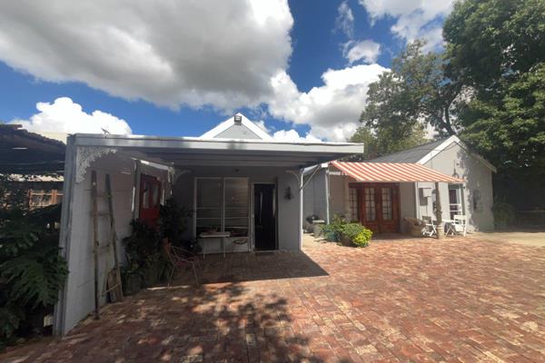 This flat is Fully furnished and its situated in the central part of Kroonstad. Walking distance to all mayor amenities.
This flat ...