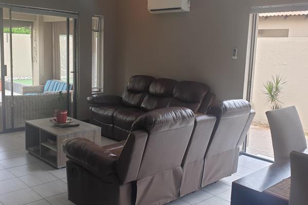 Cluster in AVENUES - 3beds

Awonderful Cluster in the avenues of edenvale

3 Large bedrooms all with modern grey wood like cbuilt in ...