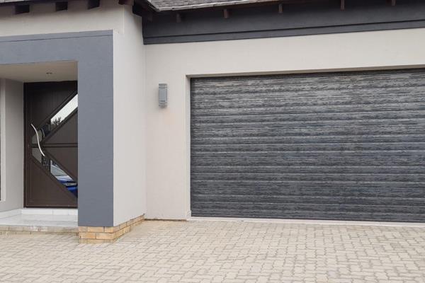 Townhouse in Secunda 2 Bedr, 2 Bathrooms, Open plan kitchen and lounge. Double garages 
Pre-paid meter. Garden with Build-in Braai