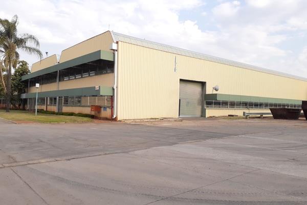 This industrial property available for lease in Rosslyn offers an expansive 5,766 sqm ...