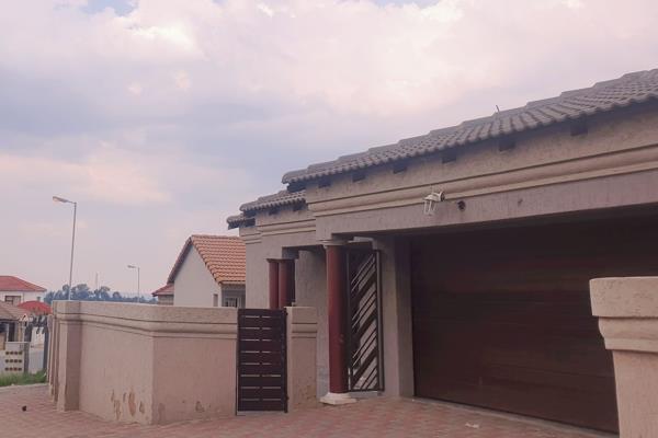 A  medium family house in Olievenhoutbosch  
4 Bedrooms and 2 bathrooms 
Dining room and kitchen space of Kitchen. 
The house has a gas ...