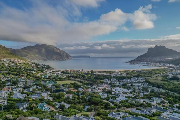 Right at the top in a quiet cul du sac and on the sunny side of Hout bay lies this blank canvas ready to be turned into your dream ...