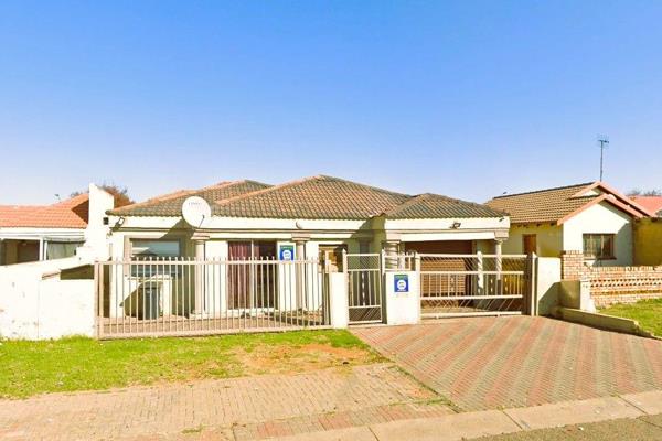 Discover this well-located and beautifully designed 5-bedroom home in the heart of Danville, Pretoria. Perfect for families, this home ...