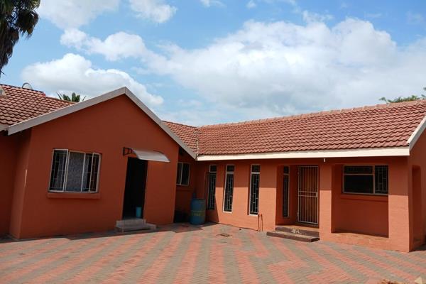 House for sale Flora Park, Polokwane 

When you enter, you step into the dining area, which leads to the lounge and kitchen. A passage takes you to three bedrooms—one has its own bathroom, while the other two share a bathroom.
 
The house has a double garage that allows you ...