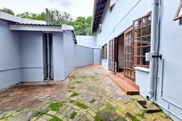 Beautiful rental on a secure shared property in Kloof 
1 bedroom 
Lounge
Kitchen with mini oven / stove
Bathroom with shower 
Lights on ...