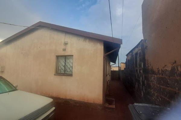 Naledi Soweto next to Engen garage/ next to Naledi police station
2 bedroom
Kitchen
Dining room
Toilet and bathroom inside
Fully walled ...