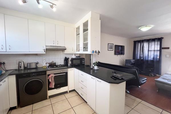 Located in the desirable Bella Vista complex in Bothasig, this spacious two-bedroom, one-bathroom apartment offers a comfortable and ...