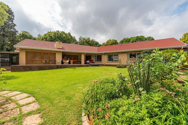 This ideally located  property boast 3 spacious reception areas complimented with Rhodesian teak flooring- The lounge areas lead onto a ...