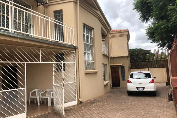 Neat 2 bedroom flat
Spacious open plan lounge &amp; dining area
Shower and Toilet separated 
Gas geyser
Outside washing facilities ...