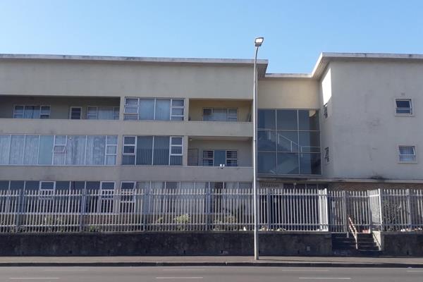 Located in Bellville, in Voortrekker Road and close to the private Mediclinic Louis Leipoldt Hospital, this spacious 2 bedroom ...