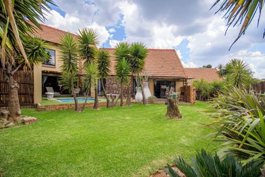 2 Bedroom House for sale in Glen Marais