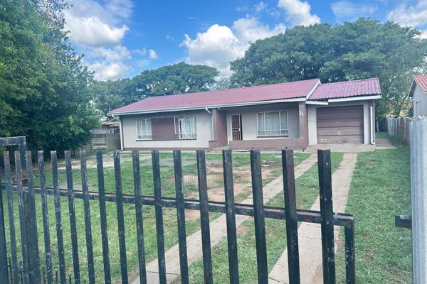 This charming 3-bedroom, 1 bathroom house in Rustenburg North offers a Cozy yet spacious living space perfect for families.  The house ...