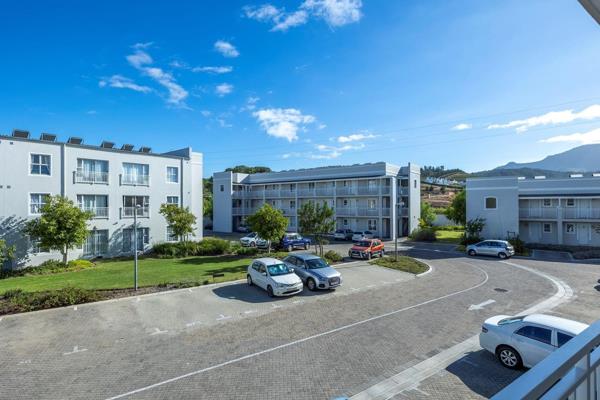 Discover this stunning ground-floor apartment located in the desirable Nuutgevonden Estate II, Stellenbosch. Offering modern design and ...