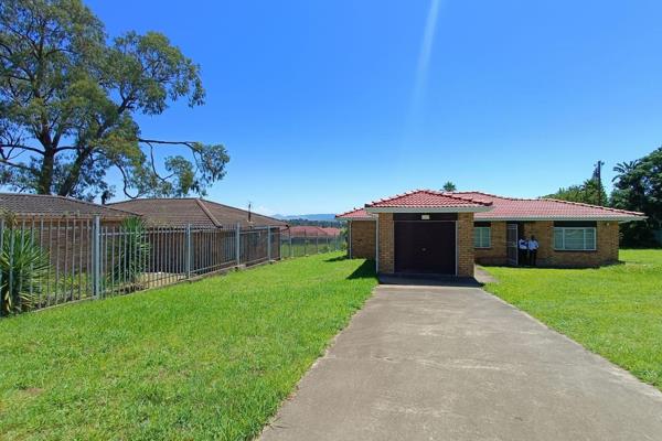 Just Property Cornerstone welcomes this beautiful, well maintained and modern styled house in Southernwood.

This is a 3 bedroom house ...