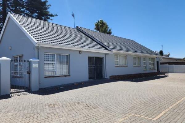 Rental: R25 000pm
Deposit: R 50 000
Admin Fee: R 2 000

House Offers:

1x Reception + Toilet
4-5 Session Rooms
2x Bathrooms
1x ...