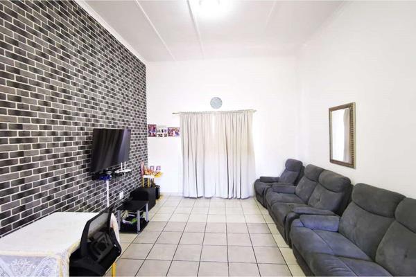 3 Bedroom 2 bathroom (Main - en-suite) apartment in a secure complex for sale
2 Parkings available
Fully tiled with built in ...