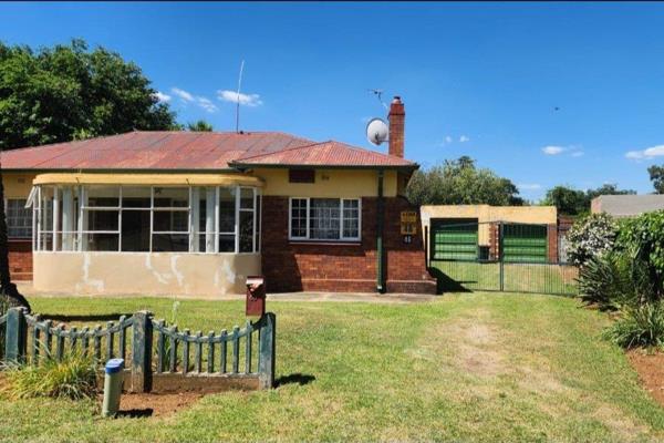 Offers
A lounge 
Sun room 
Kitchen
3 bedrooms 
Bathroom 
2 garages