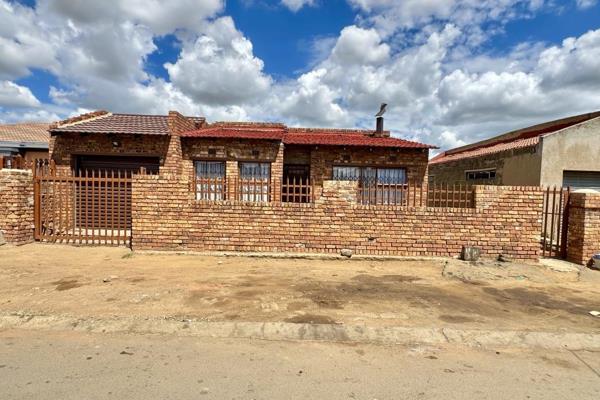 Welcome to this spacious family residence nestled in the heart of Tsakane, offering the perfect blend of comfort and convenience. ...