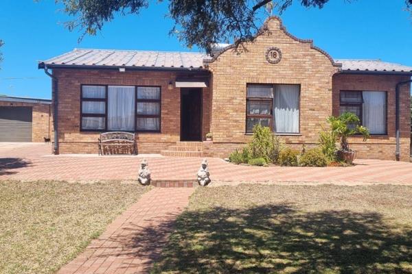 This beautiful spacious family home is new on the market in Vredenburg.

The property consist of the following:

*  Open plan lounge ...