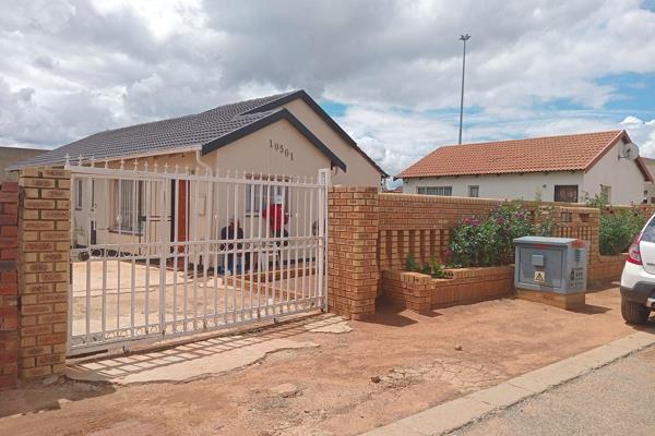 A three bedroom house is for sale in Dobsonville ext3, with a kitchen, lounge, bathroom, outside storeroom, wall and gate. All bedrooms ...