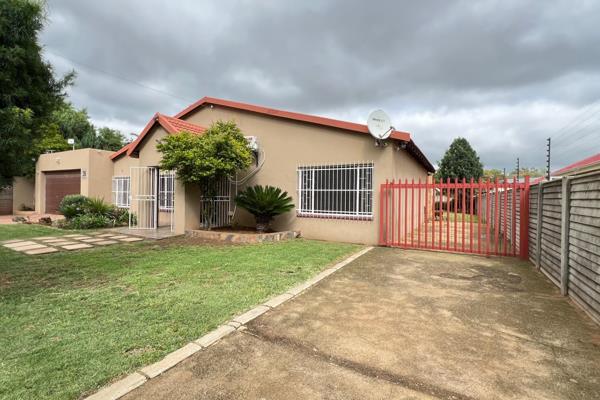 This spacious 5-bedroom, 2-bathroom home in Culemborg Park, Randfontein, is perfect for ...