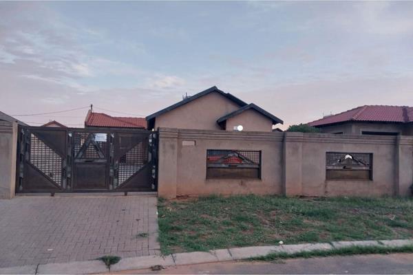 Cozy 2-Bedroom Home in Secure Lehae Phase 4


Discover this charming 2-bedroom house, nestled in the safe and quiet neighborhood of ...