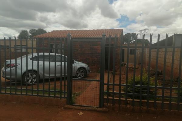 Two bedroom house with 4 back rooms for sale in soshanguve south Ext 12. This house is situated in a very quiet area of the extension ...