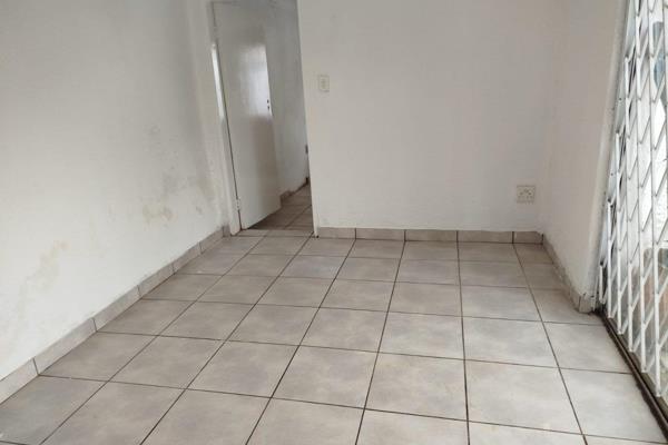 Newly renovated secure 1 bedroom, seperate lounge and kitchen with a bathroom to rent plus free parking available for rental. Deposit ...