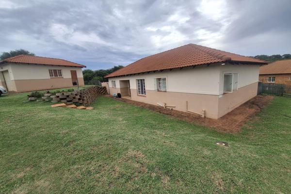 Nice family home in a secure complex in Cashan. Boasting a fair size stand of 840m2. Four bedrooms, two bathrooms, and a guest toilet. ...