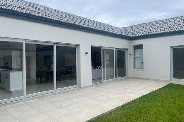 Stylish 2 bed 2 bath in newly completed Lalela.  Offering open plan living - light and bright.  Open plan kitchen lounge and dining ...