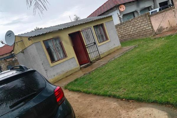 House for sale in Temba Unit 7

!!!Exclusive Mandate 

* Two Rooms
* Outside Flashing Toilet 
* Close to Unit 7 Main Road 
* School ...