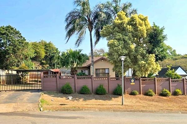 Situated in Lincoln Meade Pietermaritzburg is this charming house offering the perfect beginning for first-time homeowners or those ...