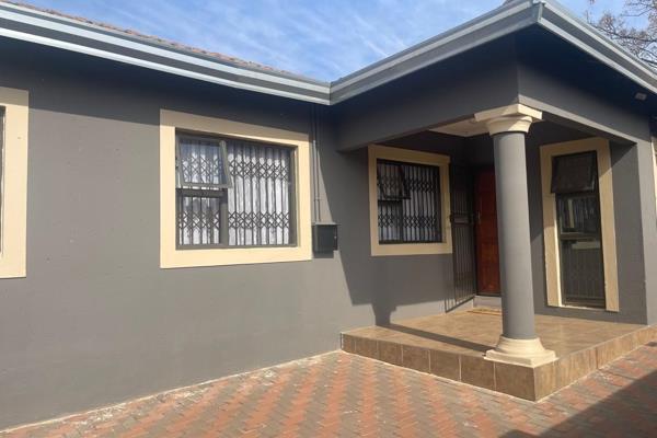 MODERN AND NEWLY RENOVATED HOME IN OLD KLIPSPREAD WEST /ELDORALDO PARK
Well Maitained home with Modern finishes consist of 3 large ...