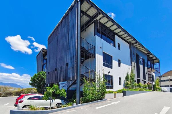 This 160m2 office is located in the FPG HQ situated in Kiepersol Close, Plattekloof. The ...