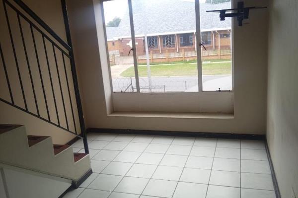 This small 1 bedroom, 1 bathroom upstairs unit is opposite PicknPay in Witpoortjie ...