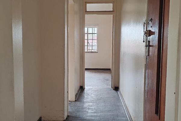 A spacious, 1 bed room flat (can be used as a 2-bed) is available for rent in ...