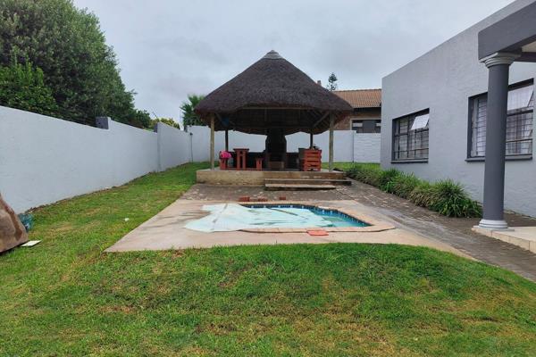 4 Bedroom Home for sale in Heuweloord .

Neat and tidy home that will attract any buyer to move in and live.  Nice and trendy and ...