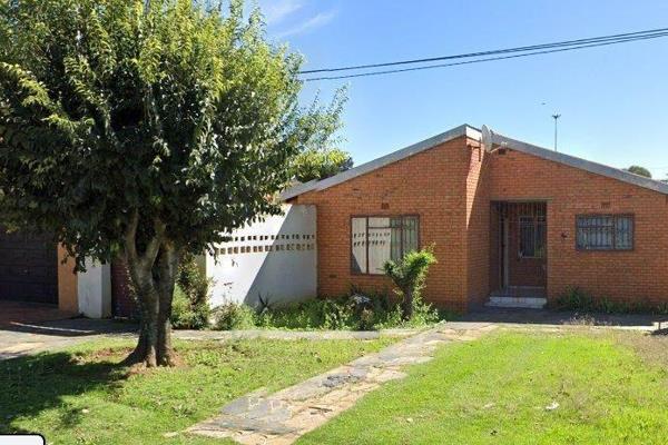 House In Pimville For Sale

Property Reference Nr: DP2495(5)

Welcome to this cozy home nestled in the vibrant community of Soweto. ...