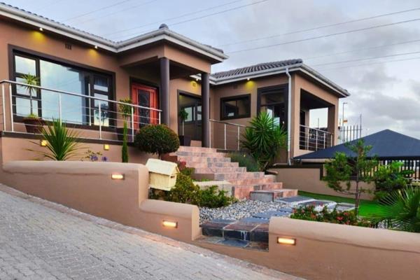 This luxurious upmarket 4 Bedroom home,with 2 bedroom double storey separate entrance, is an unparalleled example of sophistication and ...