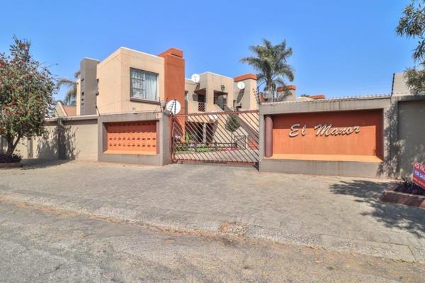 Townhouse at El Manor Complex
Large garden (garden Service Included)
Revamped bathroom ...