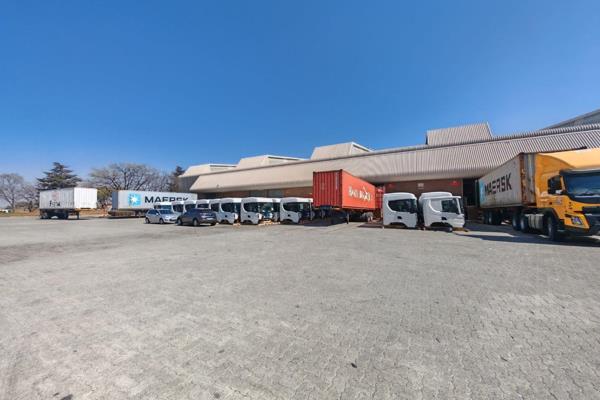 This immaculate 3,880m2 warehouse, located in a prestigious Aeroton business park ...