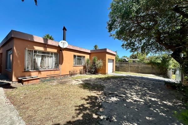 Located in the well-connected suburb of Peerless Park, this 3-bedroom home offers a ...