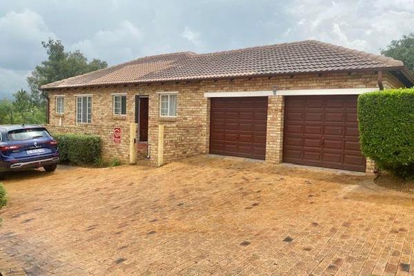 Situaled in Kyalami Hills you will find this hidden gem.
Corner unit with a large wrap ...