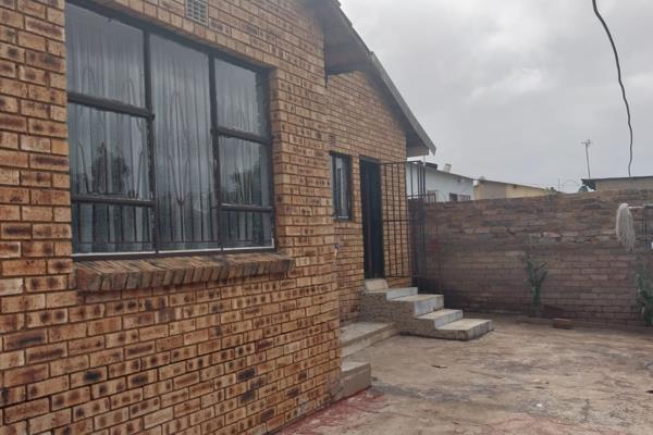 3 Bedroom home, 2 Bathrooms(main bedroom n-suit not yet fitted)kitchen with BIC ,lounge ...